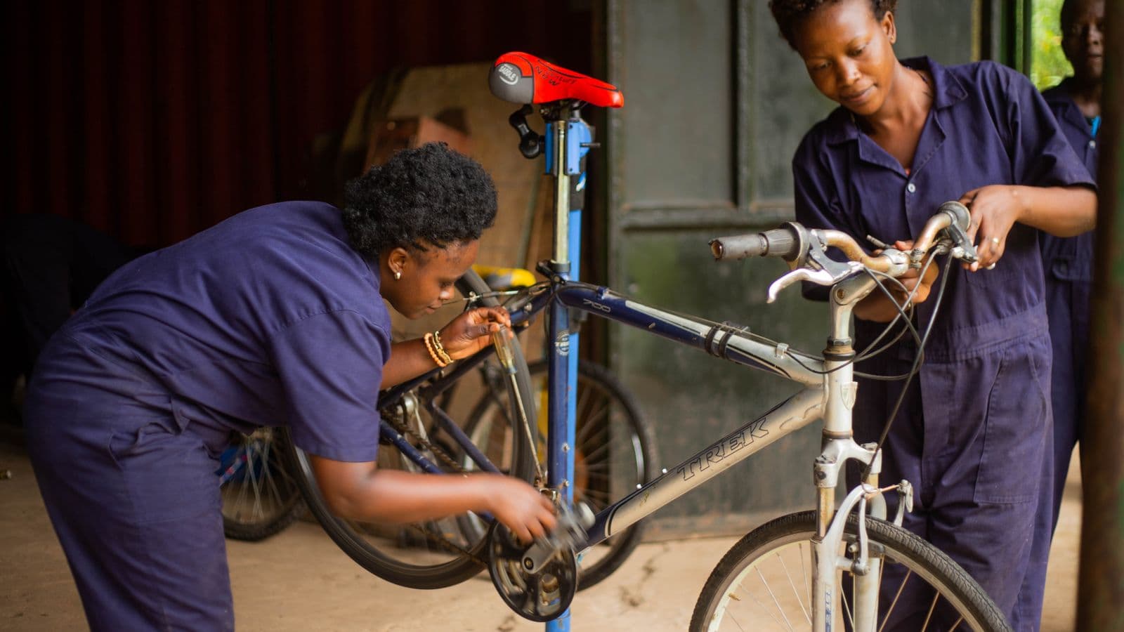 Deux mécaniciennes travaillant sur un vélo dans un atelier