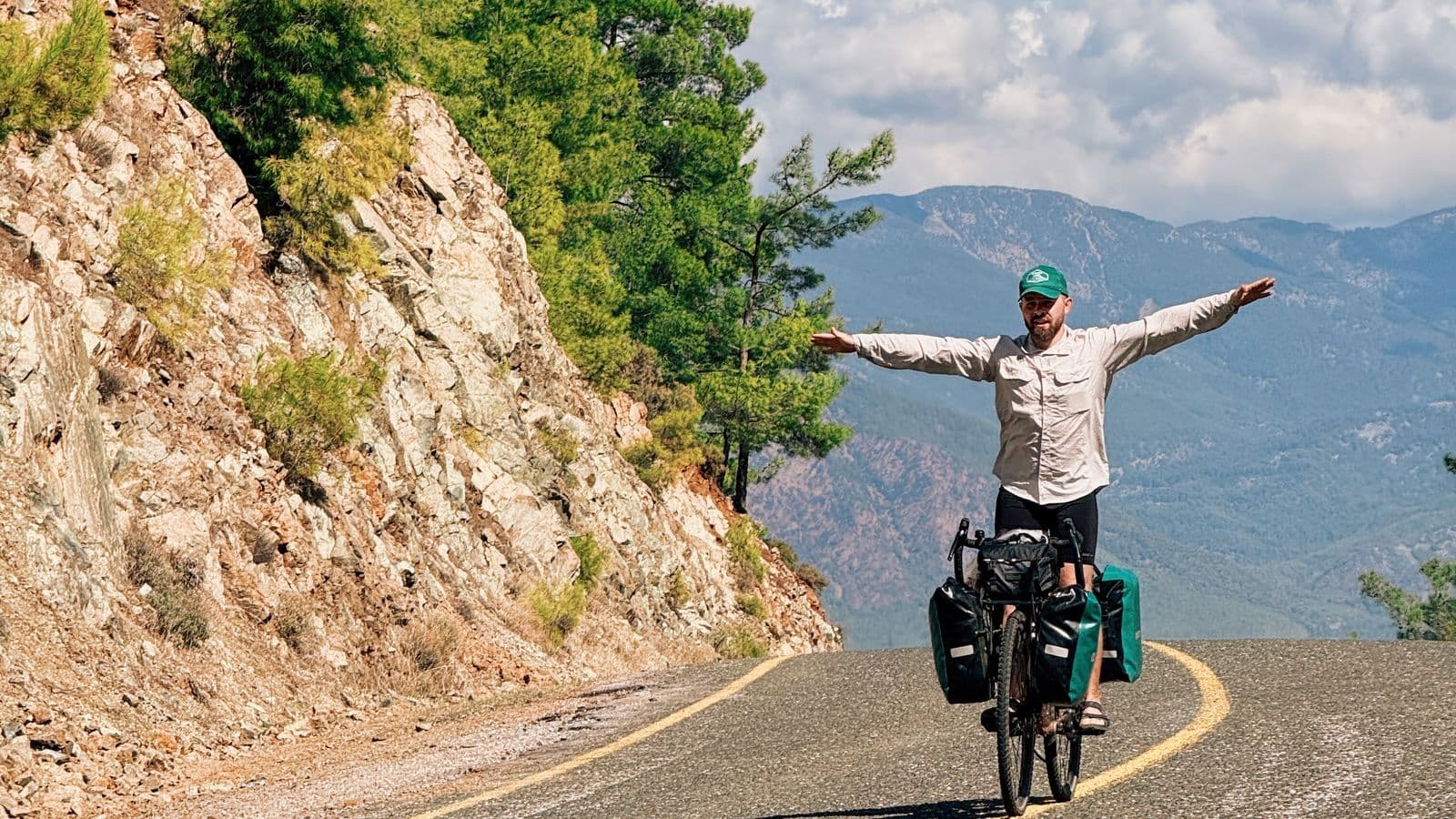 Cycliste chargé sur une route de montagne
