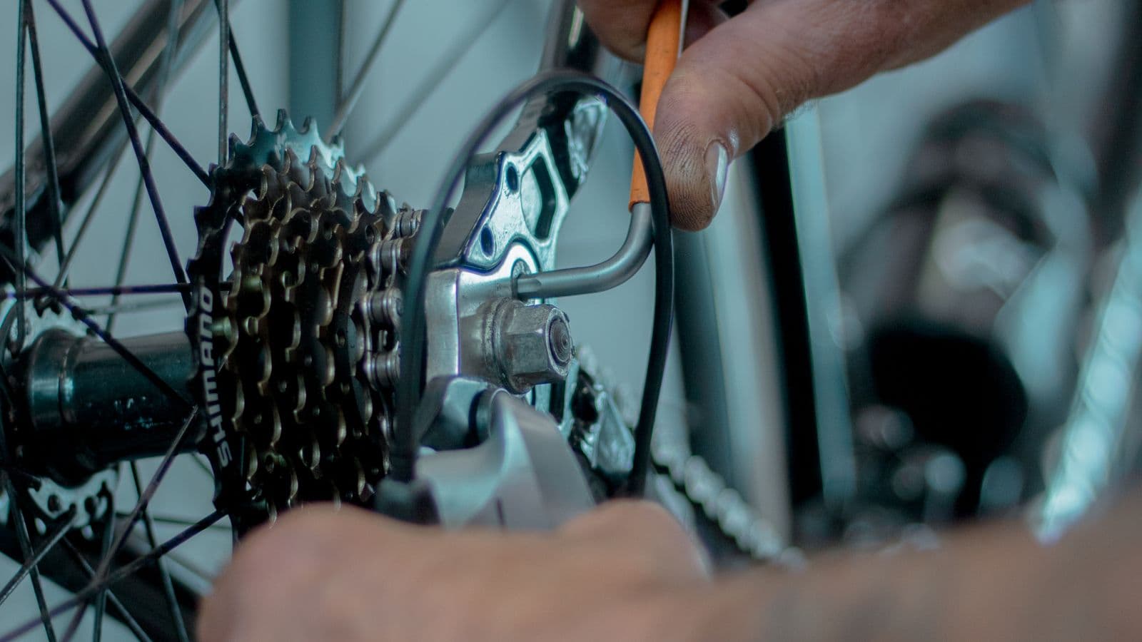 Intervention à l'outil sur la transmission d'un vélo