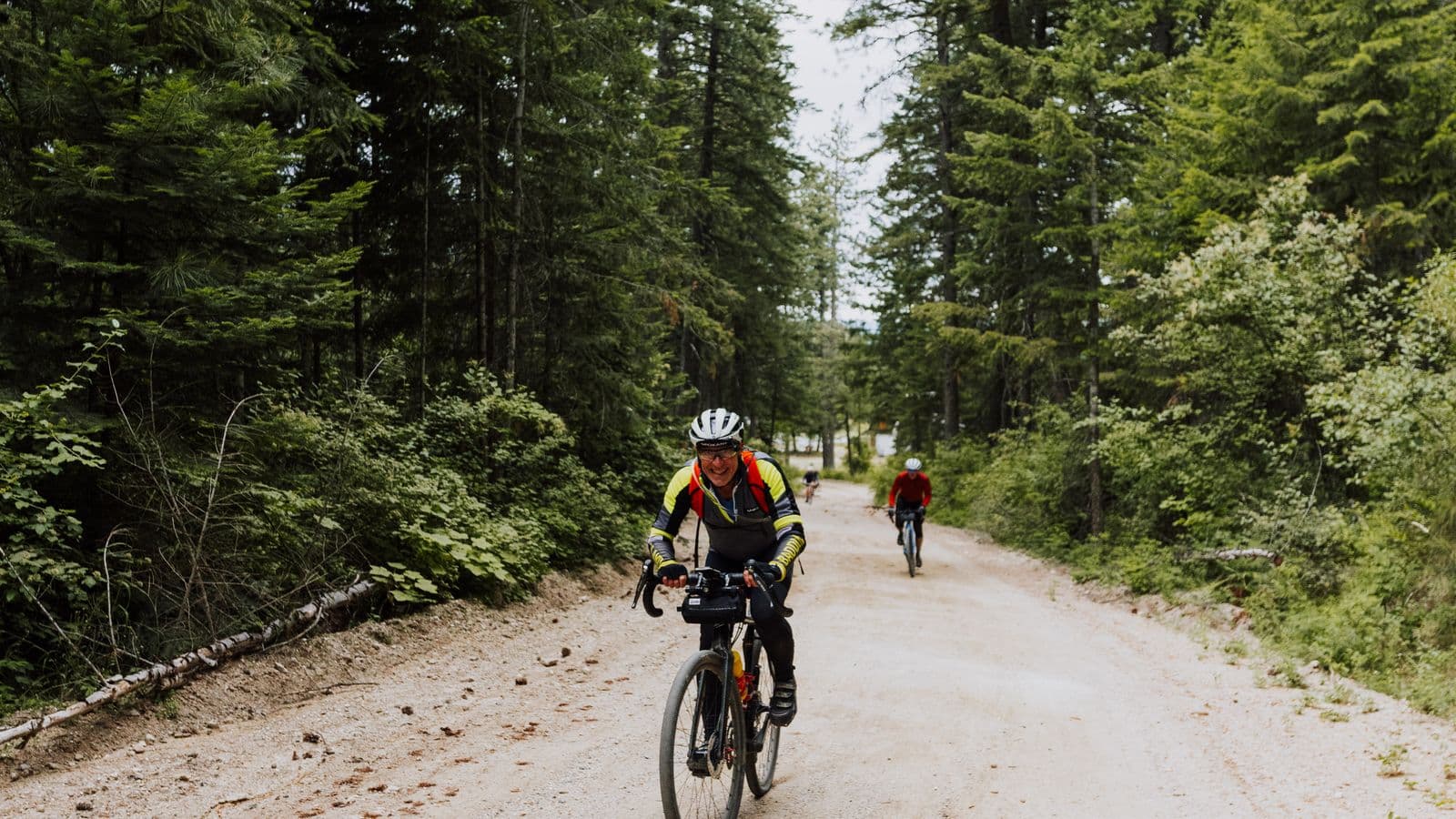 Cycliste sur un chemin forestier en terre