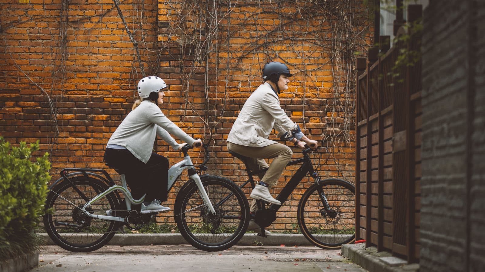 Deux personnes roulant à vélo à assistance électrique en ville