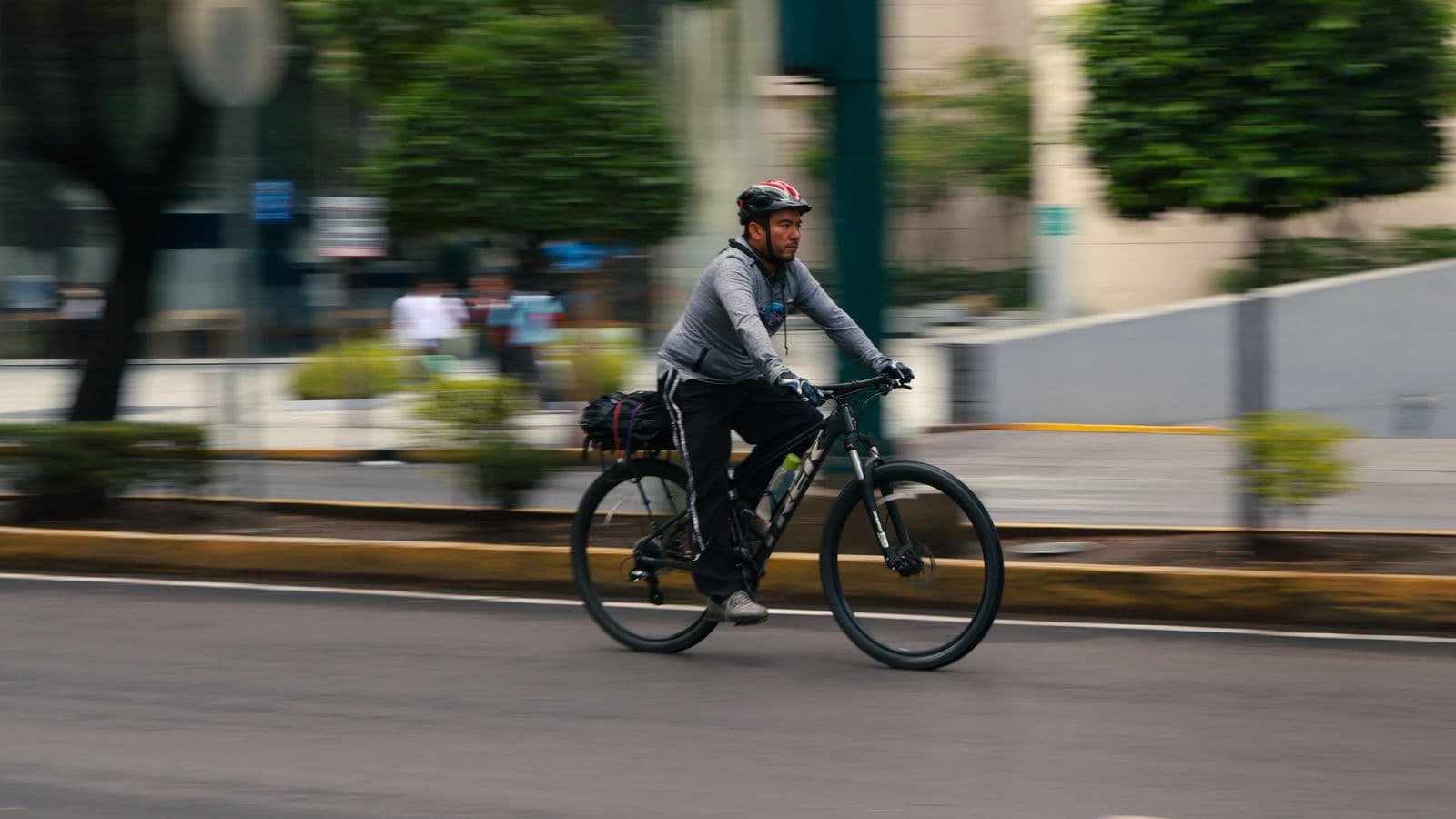 Cycliste en mouvement dans la circulation urbaine